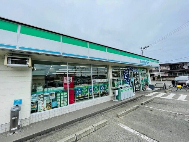 近くのファミリーマート四郎丸吹上店まで1,100m（徒歩14分）