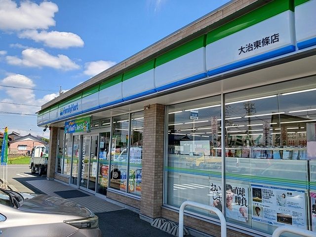 近くのファミリーマートまで270m（徒歩4分）