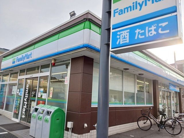 近くのファミリーマート堰3丁目店まで650m(徒歩9分)
