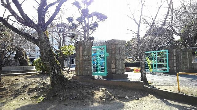 近くの上野丘高校まで1,900m（徒歩24分）