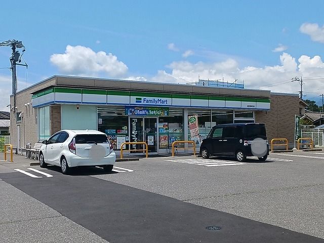 近くのファミリーマート塩尻原新田店まで150m（徒歩2分）