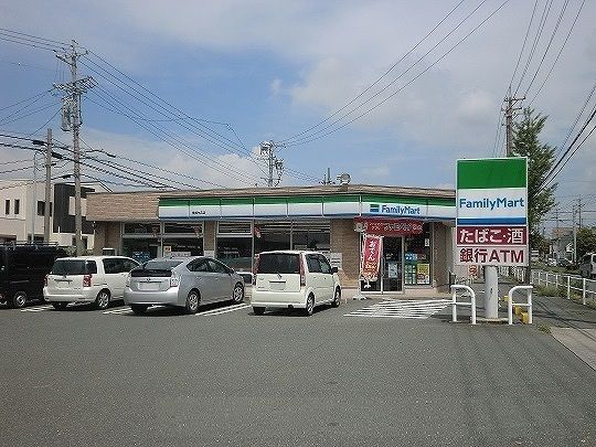 近くのファミリーマートまで550m(徒歩7分)
