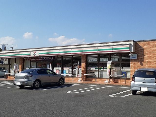 近くのセブンイレブン西原１丁目店まで700m（徒歩9分）