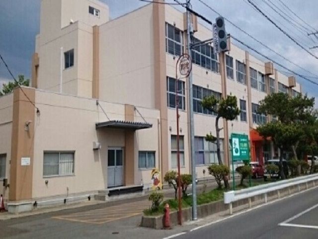近くの外旭川小学校まで750m(徒歩10分)