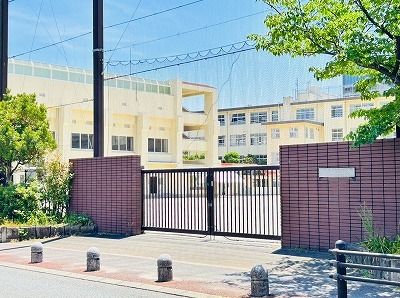 近くの南当仁小学校まで400m(徒歩5分)