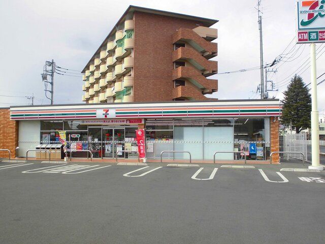 近くのセブンイレブン足利市南店まで300m（徒歩4分）