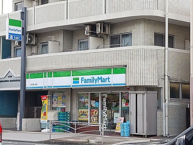 近くのファミリーマート金沢瀬ケ崎店まで126m（徒歩2分）