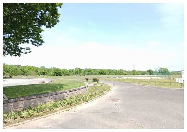 近くの河川敷運動公園まで1,200m（徒歩15分）
