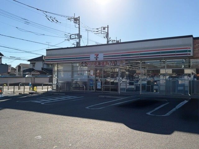 近くのセブンイレブン東本町店まで700m（徒歩9分）