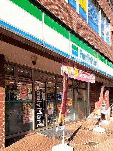 近くのファミリーマート王子明治通り店まで85m（徒歩2分）