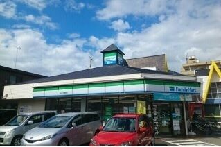 近くのファミリーマートまで470m（徒歩6分）