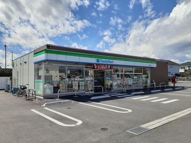 近くのファミリーマート甲斐篠原店まで180m（徒歩3分）