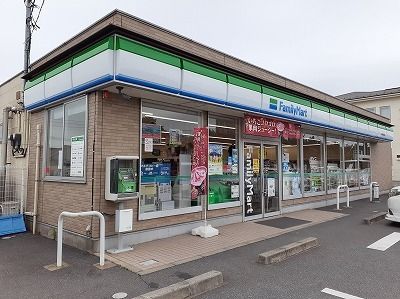 近くのファミリーマートまで450m（徒歩6分）