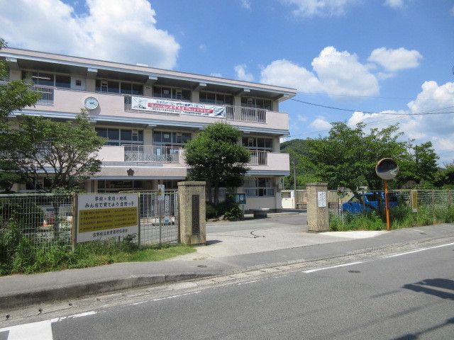 近くの吉野小学校まで260m(徒歩4分)