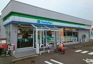 近くのファミリーマート新潟河渡本町店まで650m（徒歩9分）