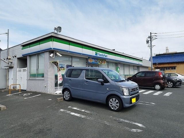 近くのファミリーマートまで350m（徒歩5分）