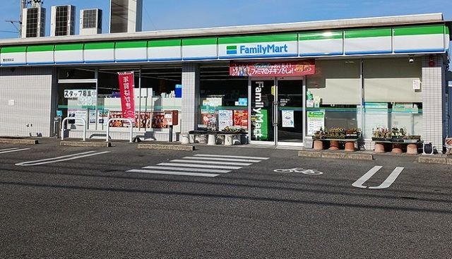 近くのファミリーマートまで170m(徒歩3分)