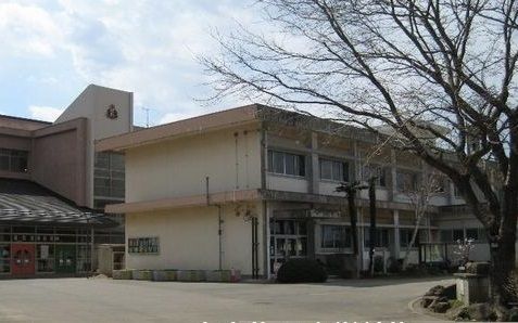 近くの佐野小学校まで540m（徒歩7分）