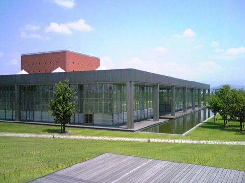 近くの県立図書館まで1,400m(徒歩18分)