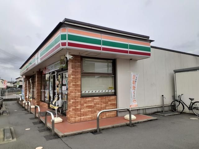 近くのコンビニまで609m（徒歩8分）