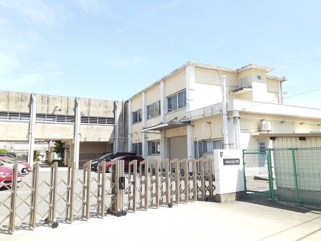 近くの小牧市立 北里小学校まで2,100m(徒歩27分)