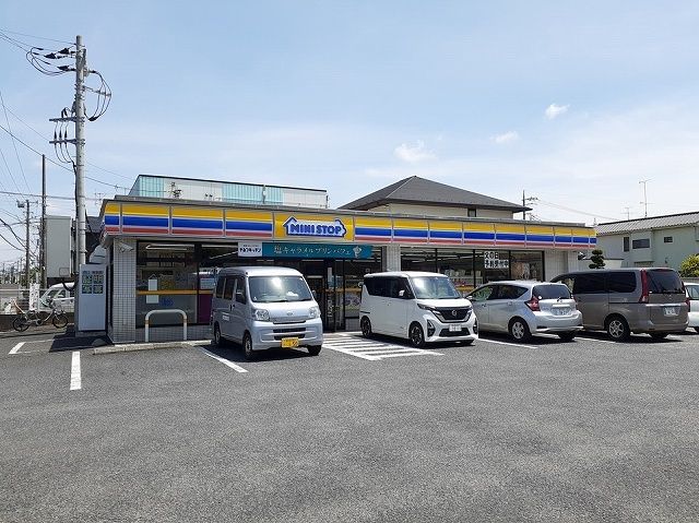 近くのミニストップ吉川店まで500m（徒歩7分）