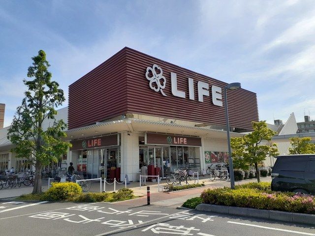 近くのライフ吉川栄町店まで1,400m（徒歩18分）