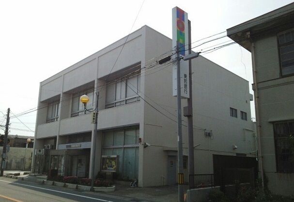 近くの銀行まで2,100m（徒歩27分）