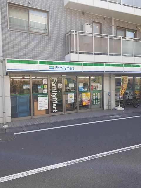 近くのファミリーマートまで300m（徒歩4分）