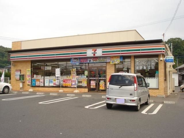 近くのコンビニまで290m（徒歩4分）