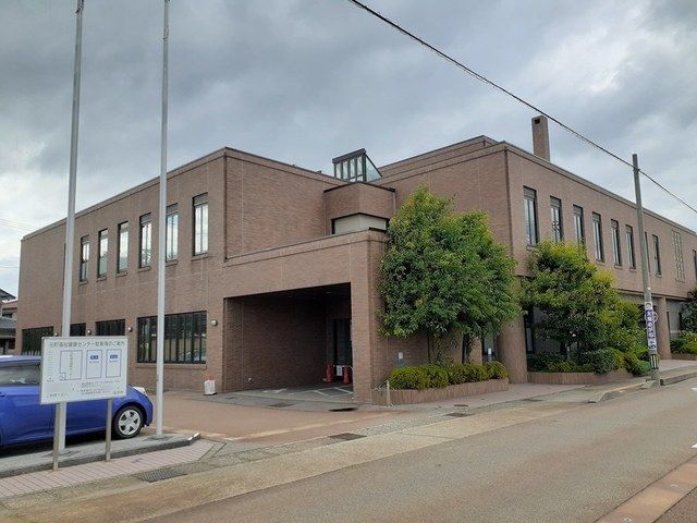近くの金沢元町市民センターまで698m(徒歩9分)