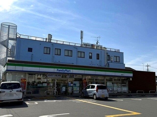近くのファミリーマート鴻巣加美店まで380m(徒歩5分)
