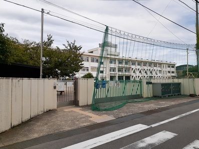 近くの池田市立石橋小学校まで300m(徒歩4分)