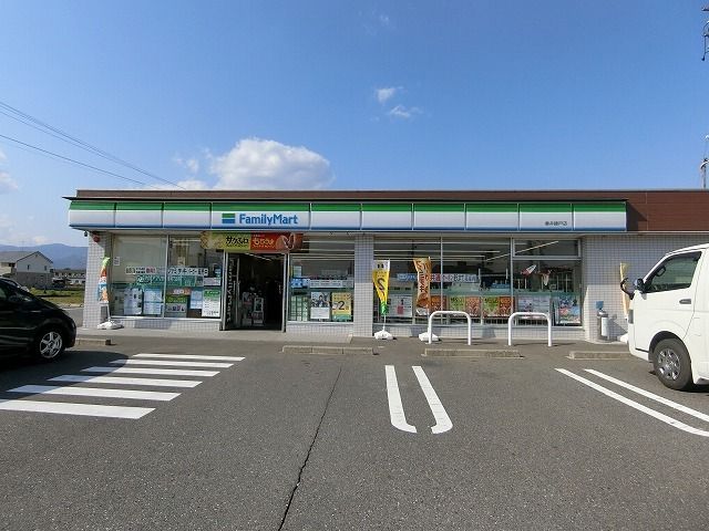 近くのファミリーマート垂井綾戸店まで500m（徒歩7分）