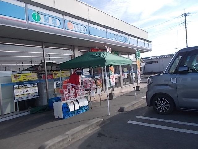 近くのローソン城里石塚店まで1,300m（徒歩17分）