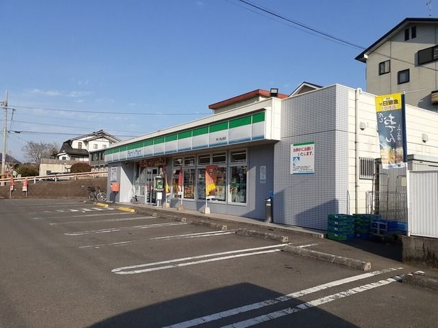 近くのファミリーマート隼人内山田店まで950m（徒歩12分）
