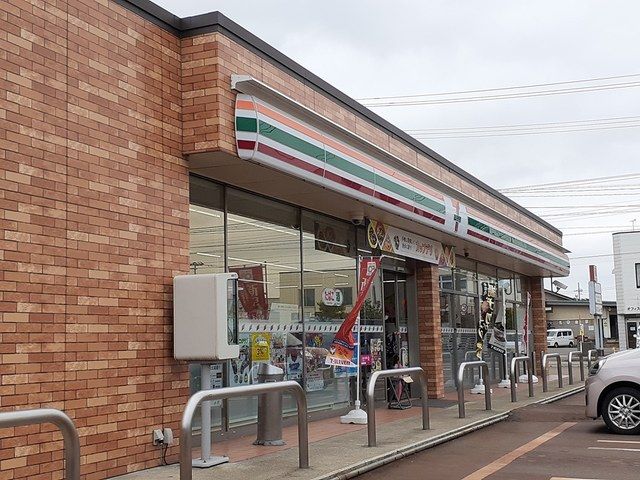 近くのセブンイレブン上越高土町店まで572m（徒歩8分）