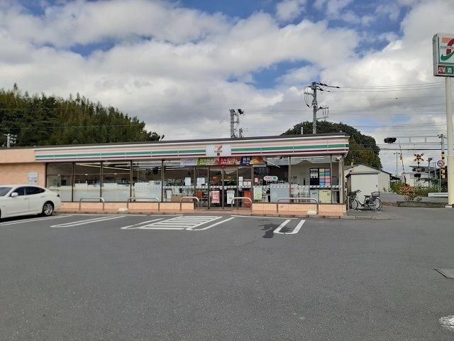 近くのコンビニまで630m（徒歩8分）