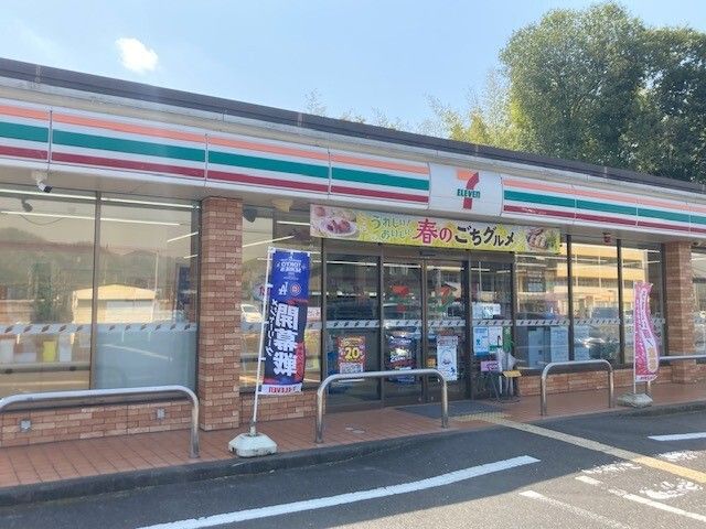 近くのセブンイレブン 綾部高津店まで900m（徒歩12分）