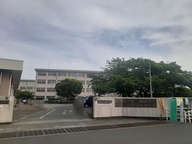 近くの平岡東小学校まで726m（徒歩10分）
