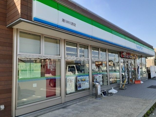 近くのファミリーマート滑川中川原店まで400m（徒歩5分）