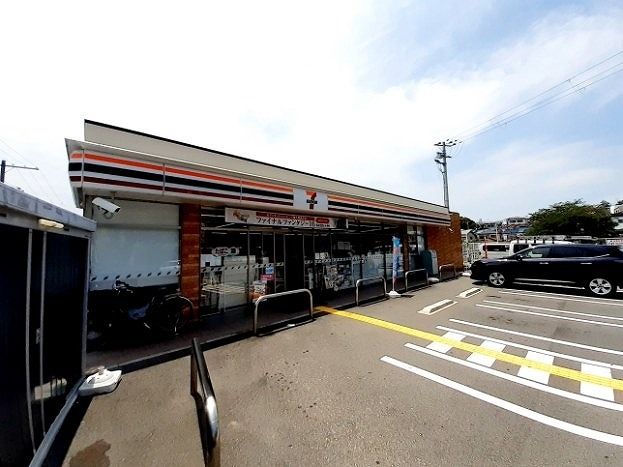 近くのコンビニまで750m（徒歩10分）