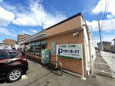 近くのコンビニまで700m（徒歩9分）