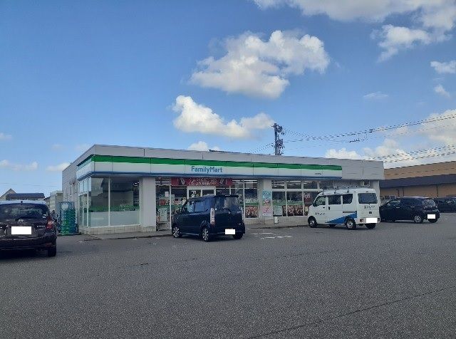 近くのファミリーマート高岡姫野店まで210m（徒歩3分）