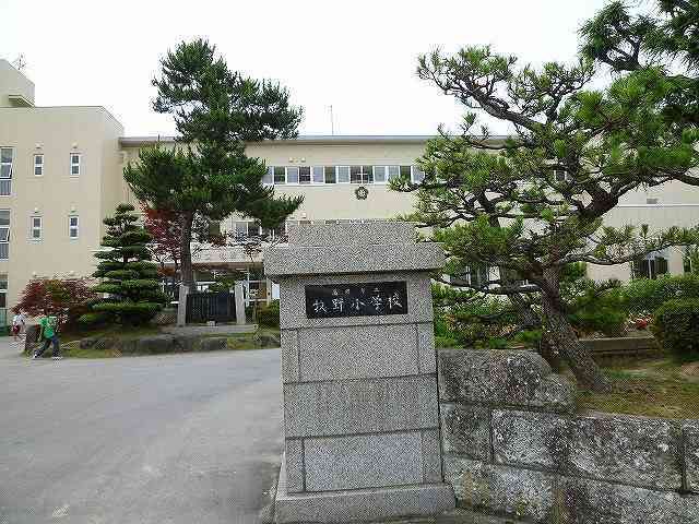 近くの牧野小学校まで1,000m（徒歩13分）