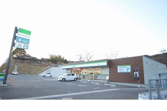 近くのファミリーマート有野町唐櫃店様まで1,200m（徒歩15分）