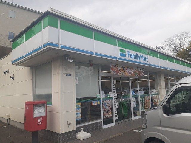 近くのファミリーマート塩釜松陽台店まで276m（徒歩4分）