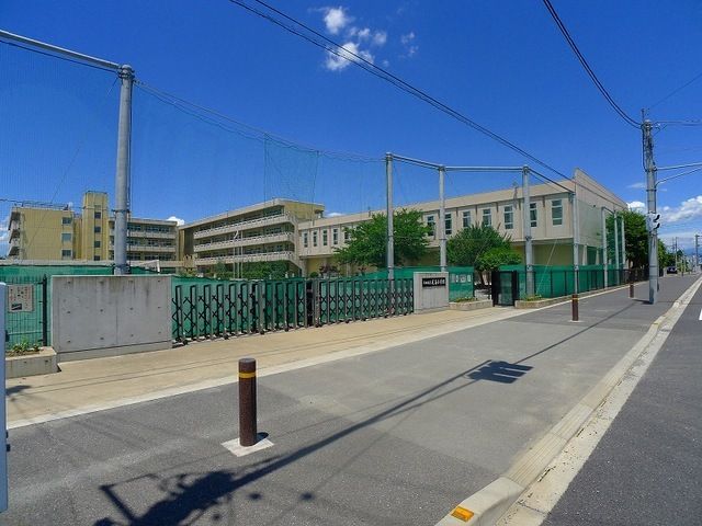 近くの太田市立尾島小学校まで750m(徒歩10分)