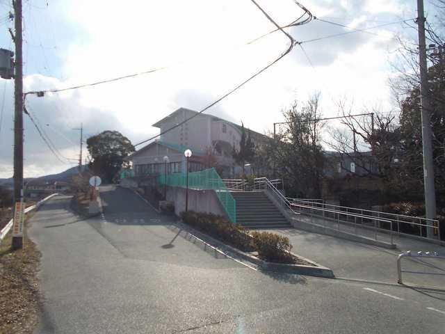 近くの貴生川小学校まで1,500m(徒歩19分)