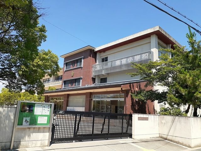 近くの彦根市立高宮小学校まで1,450m（徒歩19分）
